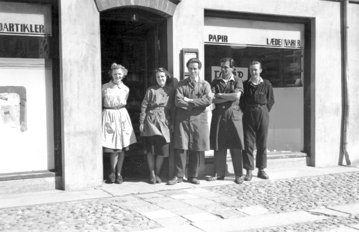 Personalet 1949 udenfor trykkeriet i Jernbanegade. Fra venstre: Gerda Sørensen, Sonja og Svend Mathiassen, typograf Gunnar Mathiassen og lærling Gunnar Præst.